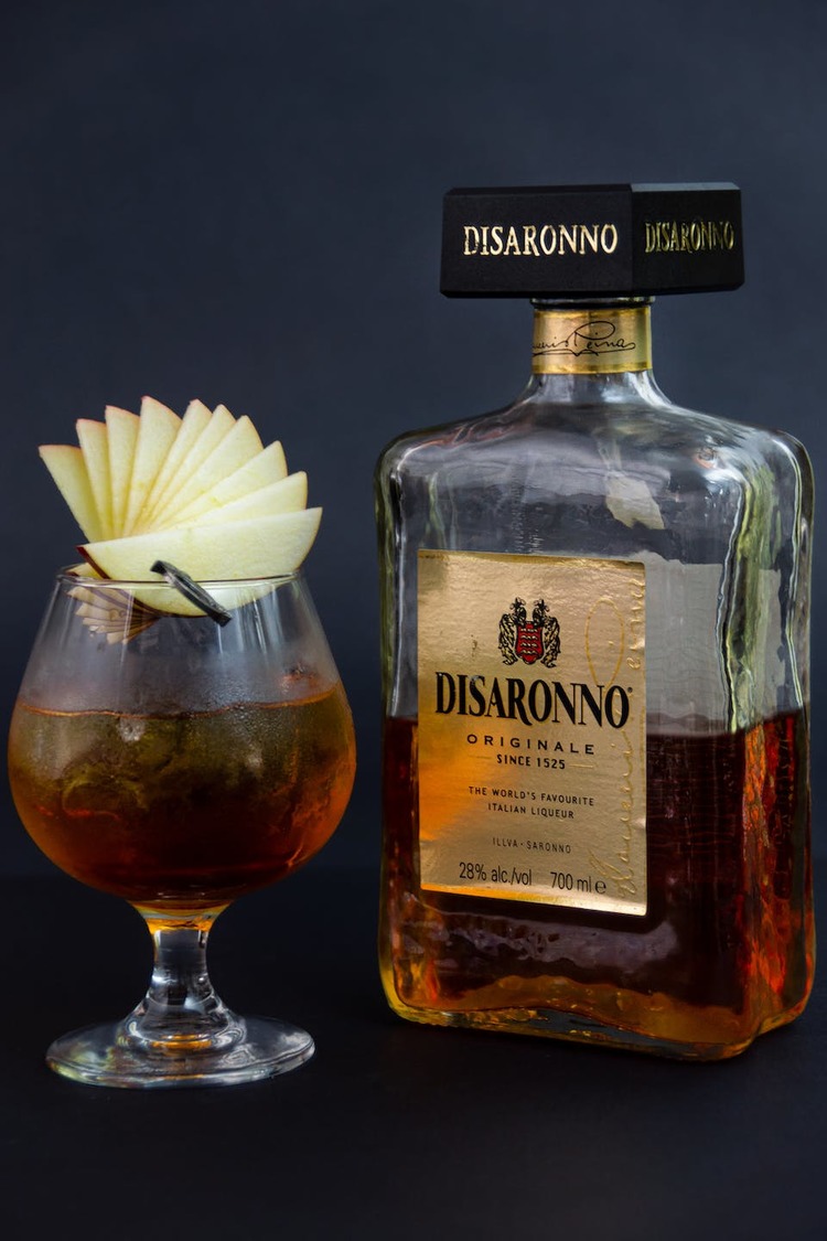 Disaronno Amaretto Cocktail with Apple Wedges